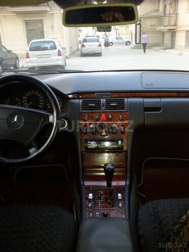 Mercedes E 240 1999, 392,378 km - 2.6 л - Bakı