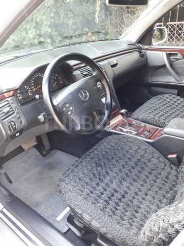 Mercedes E 220 1999, 293,000 km - 2.2 l - Bakı