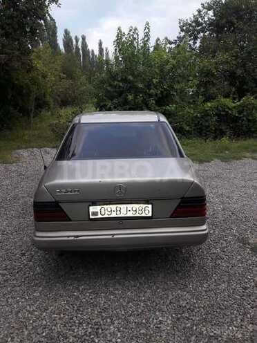 Mercedes E 250 1988, 147,800 km - 2.5 l - Bərdə