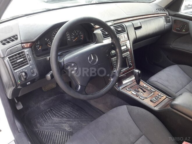 Mercedes E 240 2001, 215,000 km - 2.6 l - Bakı