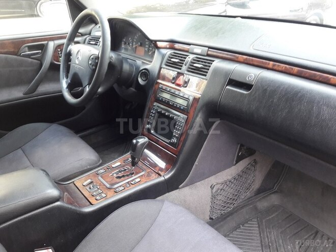 Mercedes E 240 2001, 215,000 km - 2.6 l - Bakı