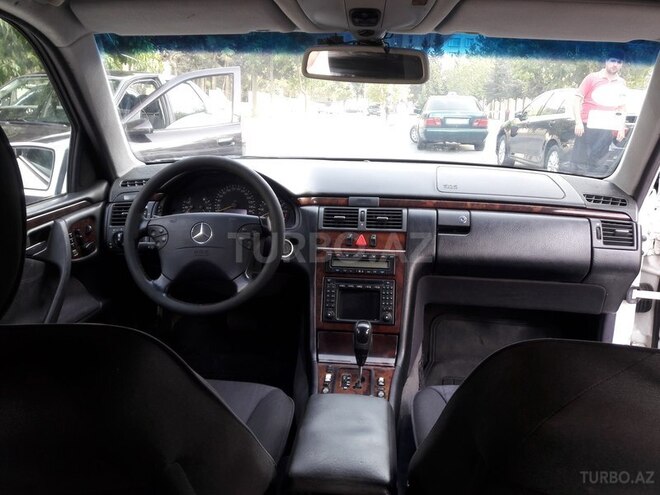 Mercedes E 240 2001, 215,000 km - 2.6 l - Bakı