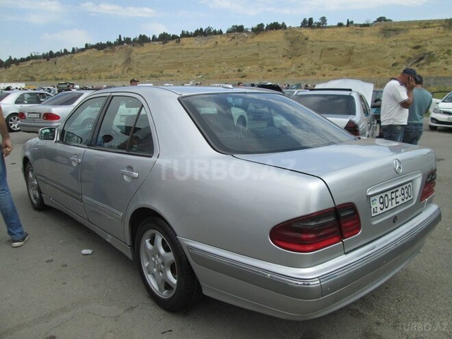 Mercedes E 220 2001, 299,000 km - 2.2 l - Bakı