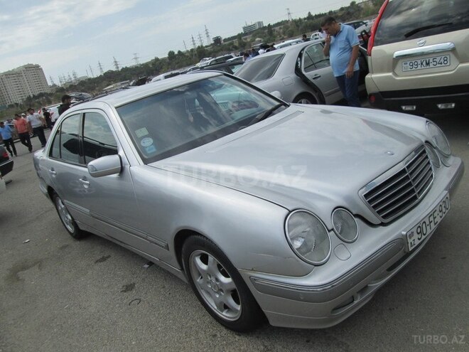 Mercedes E 220 2001, 299,000 km - 2.2 l - Bakı