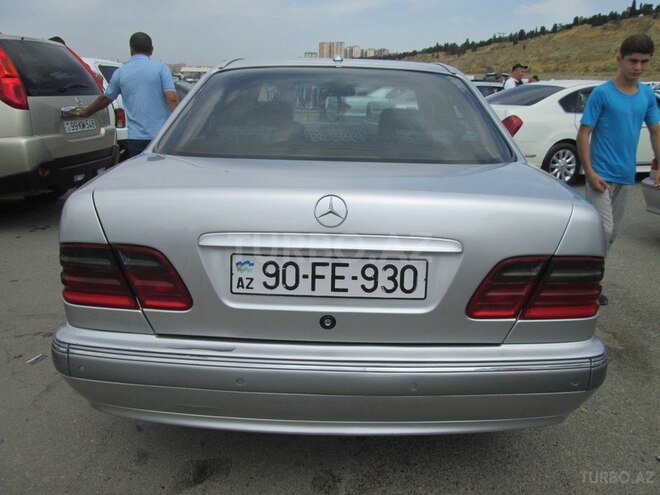 Mercedes E 220 2001, 299,000 km - 2.2 l - Bakı