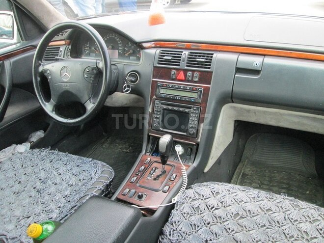 Mercedes E 220 2001, 299,000 km - 2.2 l - Bakı