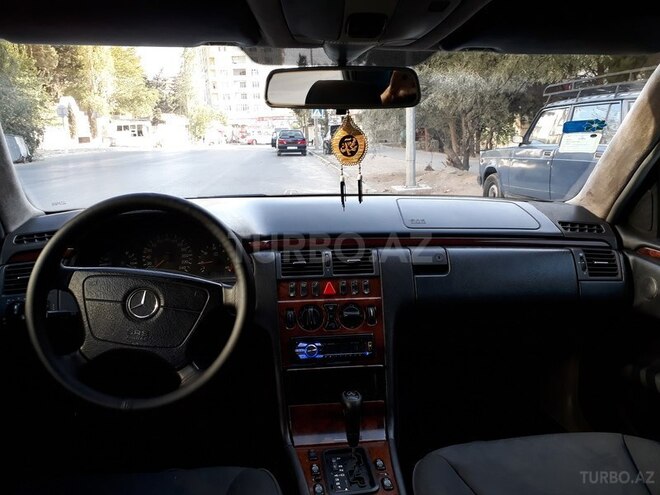 Mercedes E 220 2000, 276,000 km - 2.2 l - Bakı