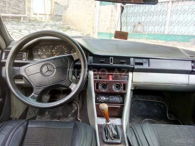 Mercedes E 230 1985, 299,673 km - 2.3 л - İsmayıllı