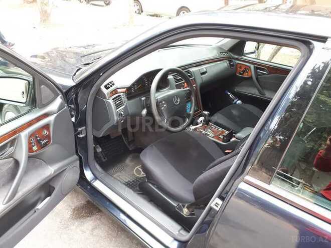 Mercedes E 240 2001, 235,000 km - 2.4 l - Bakı
