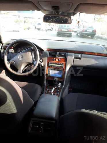 Mercedes E 240 2001, 235,000 km - 2.4 l - Bakı
