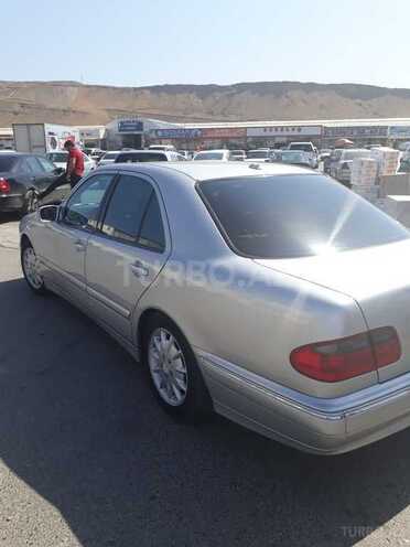 Mercedes E 320 2001, 286,000 km - 3.2 l - Bakı