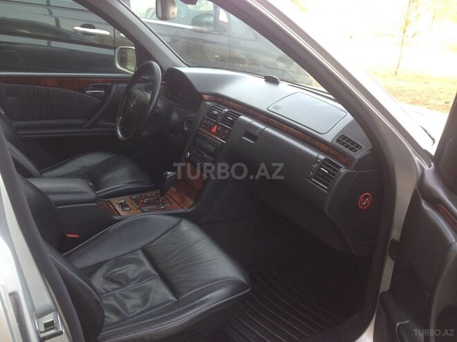 Mercedes E 240 2002, 217,500 km - 2.6 l - Xırdalan