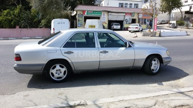 Mercedes E 220 1993, 231,421 km - 2.2 l - Bakı