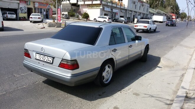 Mercedes E 220 1993, 231,421 km - 2.2 l - Bakı