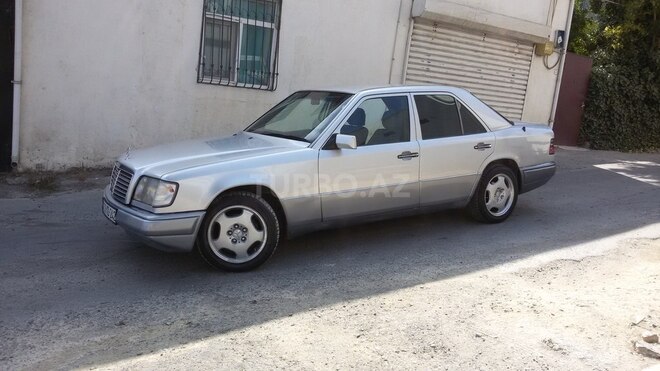 Mercedes E 220 1993, 231,421 km - 2.2 l - Bakı
