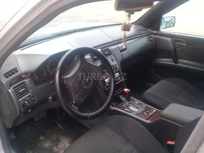 Mercedes E 230 1996, 130,000 km - 2.3 l - Saatlı