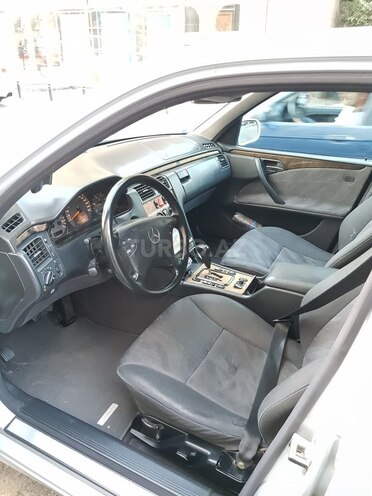 Mercedes E 220 2001, 241,000 km - 2.2 l - Bakı