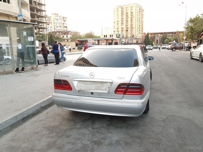 Mercedes E 220 2001, 241,000 km - 2.2 l - Bakı