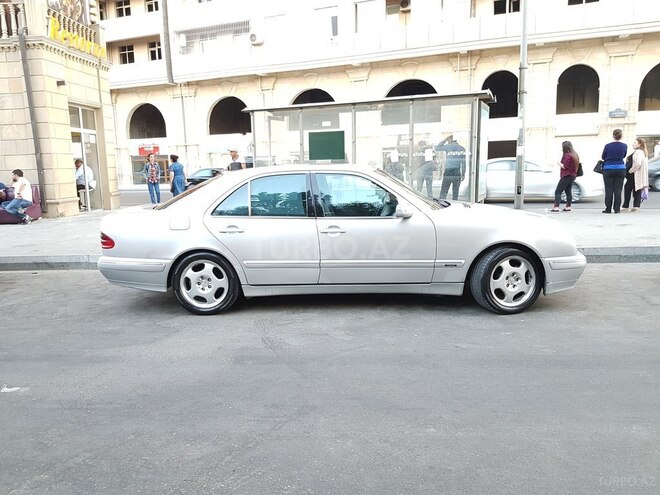 Mercedes E 220 2001, 241,000 km - 2.2 l - Bakı
