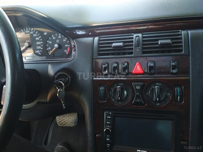 Mercedes E 230 1996, 360,000 km - 2.3 l - Zaqatala