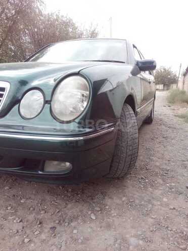 Mercedes E 240 2000, 252,000 km - 2.0 l - Saatlı