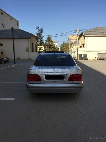 Mercedes E 240 1999, 320,000 km - 2.4 l - Bakı