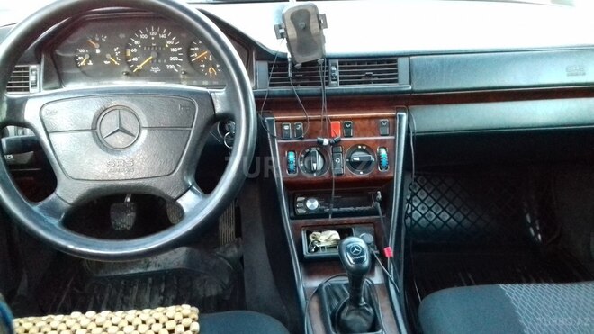 Mercedes E 250 1995, 300,000 km - 2.5 l - Bakı