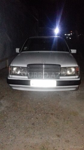 Mercedes  1990, 286,213 km - 2.0 л - Salyan