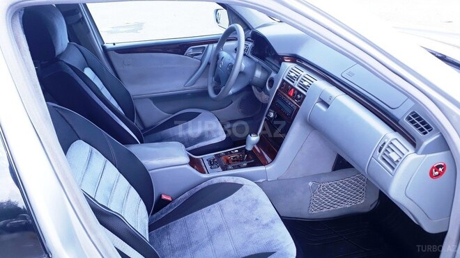 Mercedes E 240 1999, 257,080 km - 2.4 l - Bakı