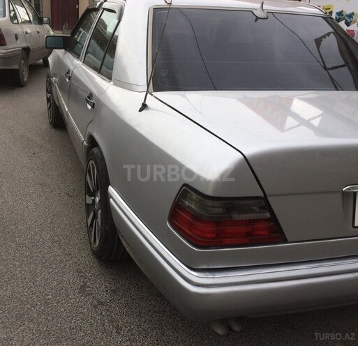 Mercedes E 280 1994, 325,600 km - 2.8 l - Bakı