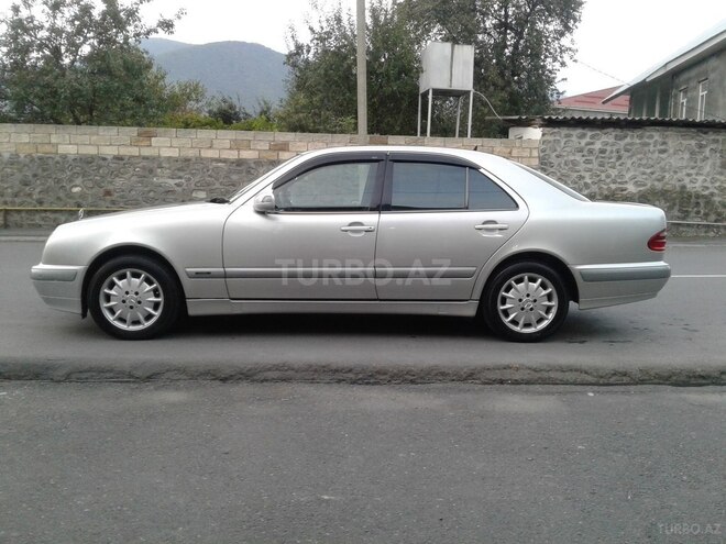Mercedes E 270 2001, 241,000 km - 2.7 l - Qax