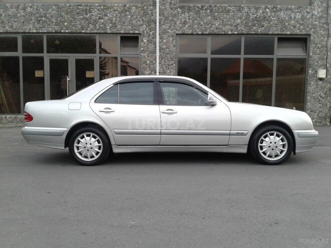 Mercedes E 270 2001, 241,000 km - 2.7 l - Qax