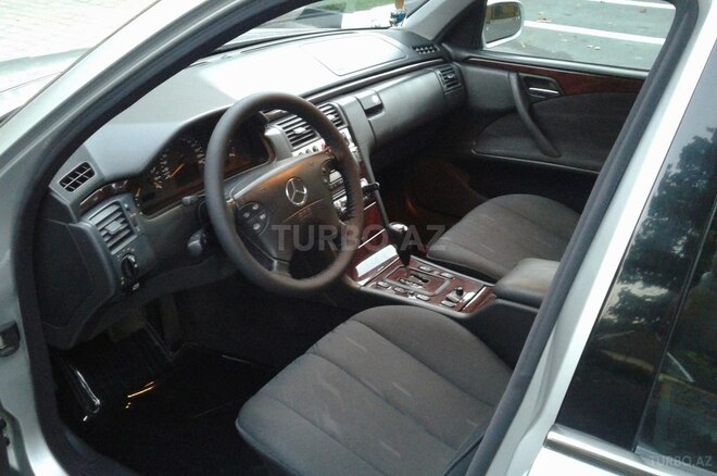 Mercedes E 270 2001, 241,000 km - 2.7 l - Qax