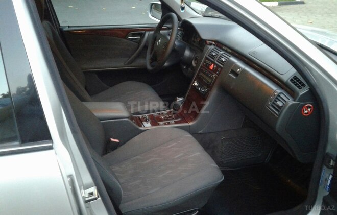 Mercedes E 270 2001, 241,000 km - 2.7 l - Qax