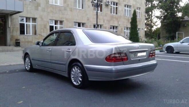 Mercedes E 270 2001, 241,000 km - 2.7 l - Qax