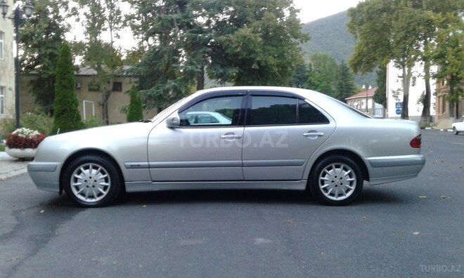 Mercedes E 270 2001, 241,000 km - 2.7 l - Qax