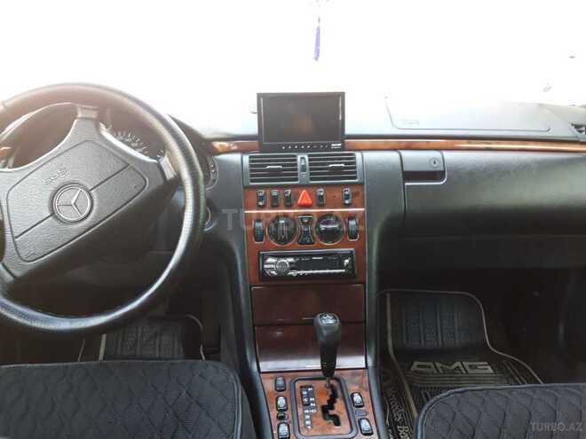 Mercedes E 240 1999, 294,000 km - 2.4 l - Sumqayıt