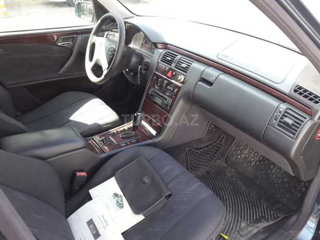 Mercedes E 220 2001, 291,000 km - 2.2 l - Bakı