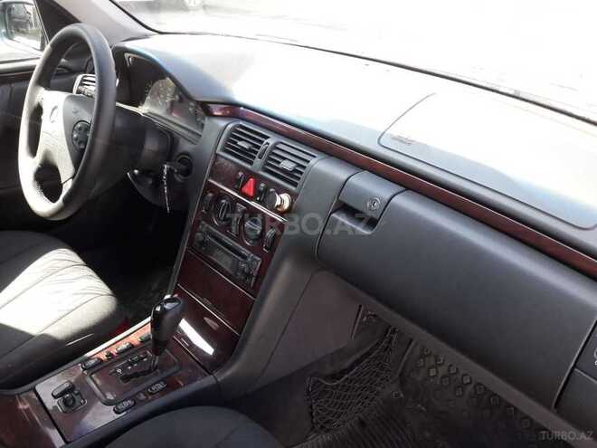 Mercedes E 220 2001, 291,000 km - 2.2 l - Bakı