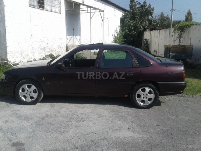 Opel Vectra 1994, 265,000 km - 1.8 l - Qax
