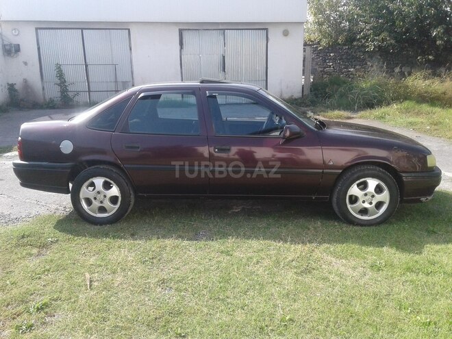Opel Vectra 1994, 265,000 km - 1.8 l - Qax