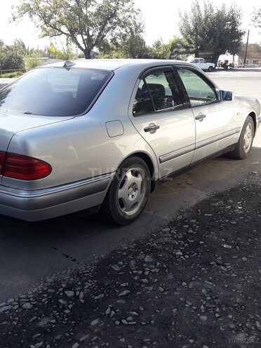 Mercedes E 230 1996, 222,220 km - 2.3 l - Qax