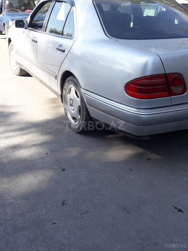 Mercedes E 230 1996, 222,220 km - 2.3 l - Qax