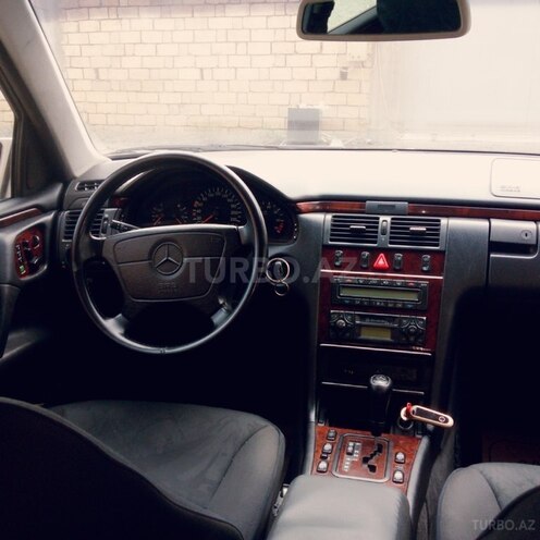 Mercedes E 240 1998, 269,716 km - 2.6 l - Bakı