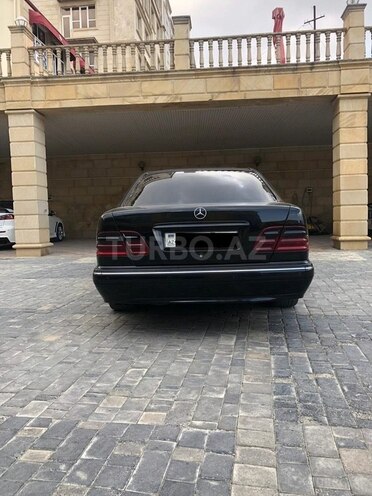 Mercedes E 220 2000, 325,000 km - 2.2 l - Bakı