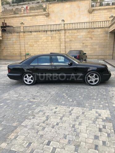 Mercedes E 220 2000, 325,000 km - 2.2 l - Bakı