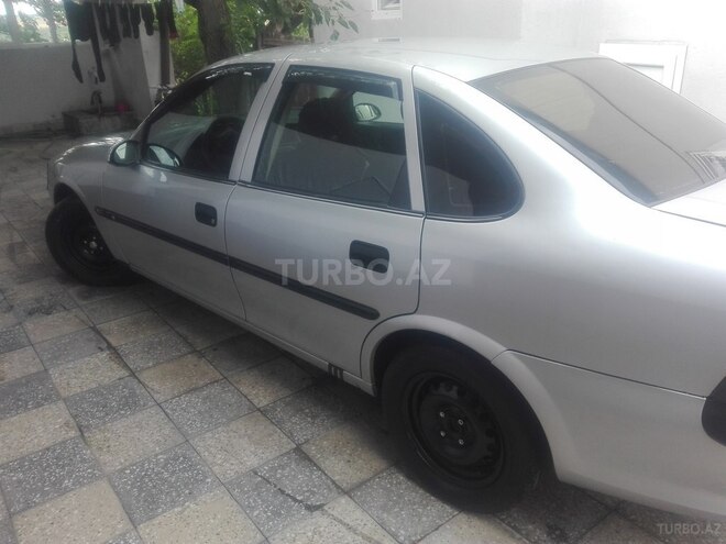 Opel Vectra 1999, 310,000 km - 1.8 л - Quba