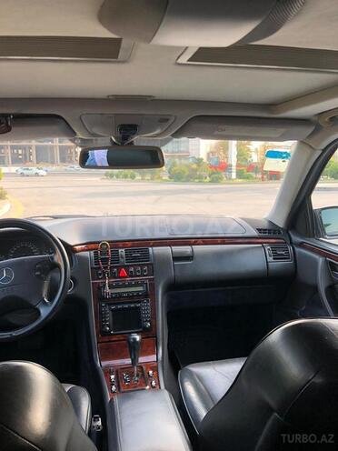 Mercedes E 320 2001, 290,000 km - 3.2 l - Bakı