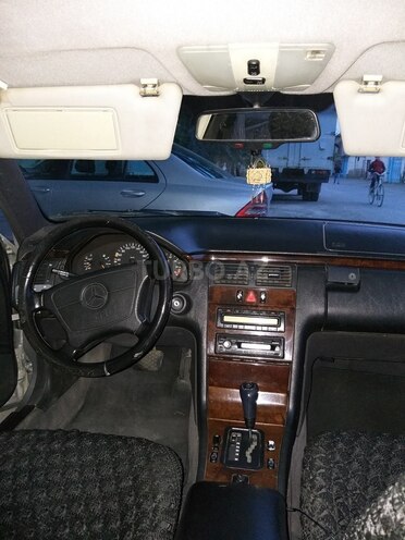 Mercedes E 200 1996, 308,888 km - 2.0 l - Yevlax