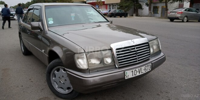 Mercedes E 200 1990, 350,000 km - 2.0 л - Beyləqan
